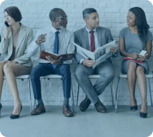 Candidats en attente d’entretien, illustrant la gestion des ressources humaines et le recrutement en entreprise