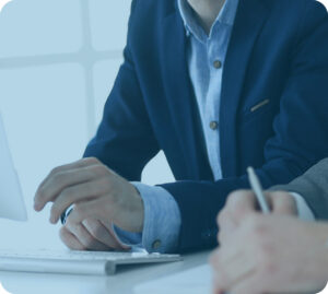 Professionnels en réunion de conseil juridique, analysant des documents sur ordinateur